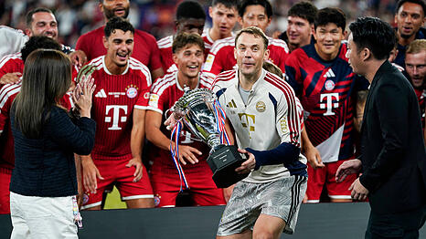 Er hat noch nicht genug: Bayern-Kapit&auml;n Manuel Neuer (M.) will sein drittes Triple gewinnen.