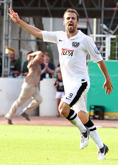 In einem denkwürdigen Spiel, das erst in der Verlängerung entschieden wurde, avancierte Matthew Taylor zum Matchwinner und schoss drei der vier Tore für Münster. 4:2 endete die Partie.