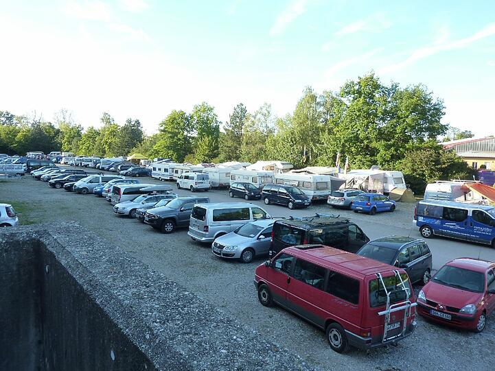 Bei Treffen der Kanuten wird der Parkplatz hinter den Bootshallen zum Campingplatz.