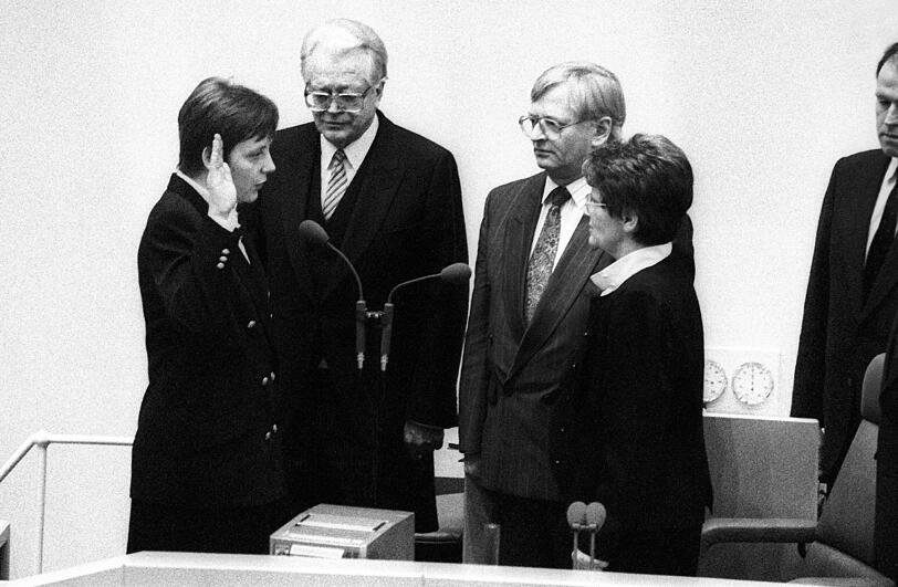 Angela Merkel (li., Deutschland/CDU) während der Vereidigung durch Bundestagspräsidentin Rita Süßmuth in Bonn