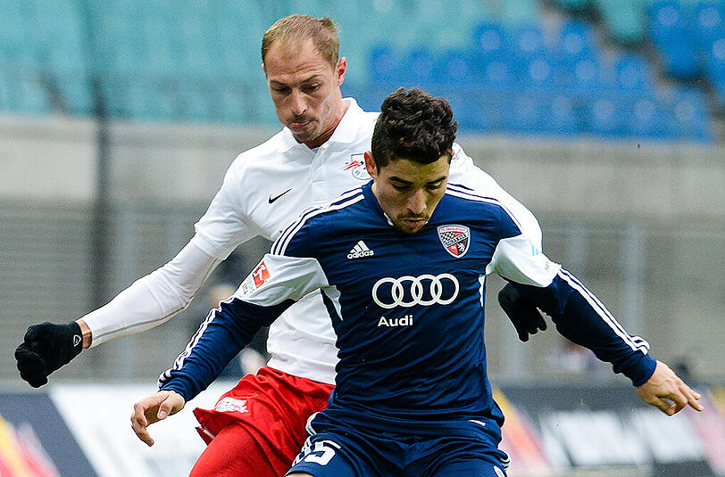 Ingolstadts Danilo Soares Teodoro im Zweikampf mit Leipzigs Matthias Morys.
