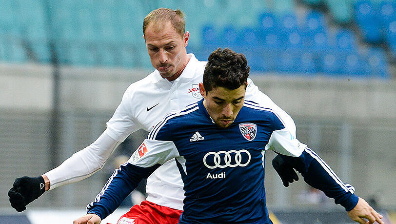 Ingolstadts Danilo Soares Teodoro im Zweikampf mit Leipzigs Matthias Morys. Ingolstadts Danilo Soares Teodoro im Zweikampf mit Leipzigs Matthias Morys.