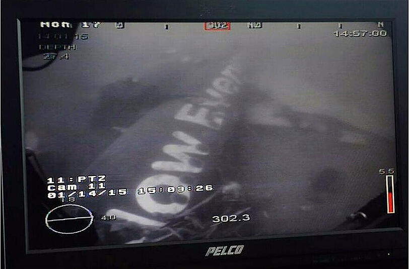 Nach einer Pause soll die Bergung des Flugzeug-Wracks fortgesetzt werden, in dem noch immer über 100 Leichen sind.