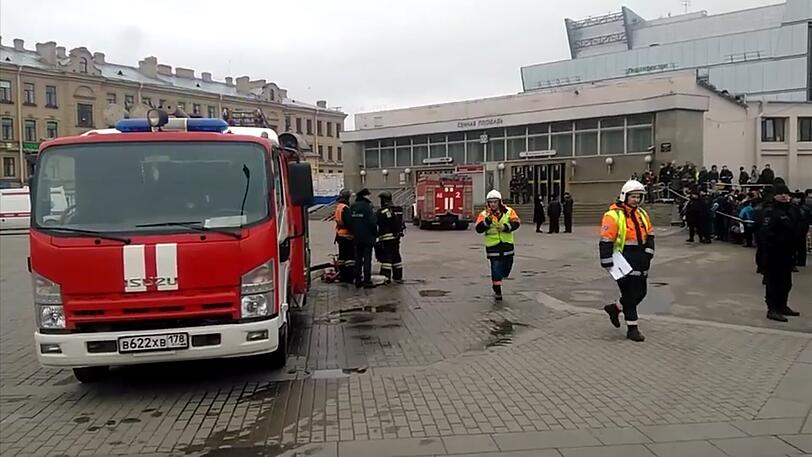 Bei dem Anschlag starben am Montagnachmittag mindestens zehn Menschen, Dutzende wurden verletzt. Den Angaben nach explodierte ein Sprengsatz in einem Zug auf der Fahrt zwischen zwei Stationen im Zentrum.