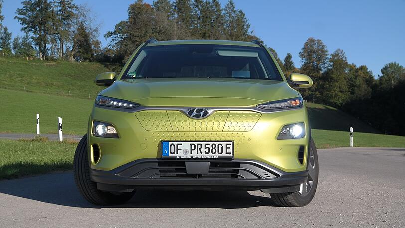 Mit dem geschlossenen Kühlergrill unterschiedet sich der Hyundai Kona Elektro von seinen Verbrenner- und Hybrid-Brüdern.
