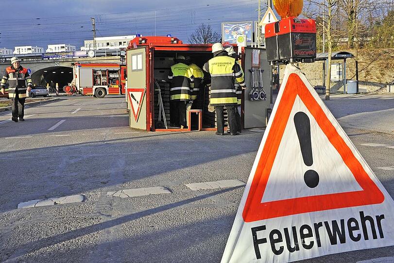 Die Feuerwehr sperrte den Tunnel ab - bis Mittwochfrüh bleibt er dicht.