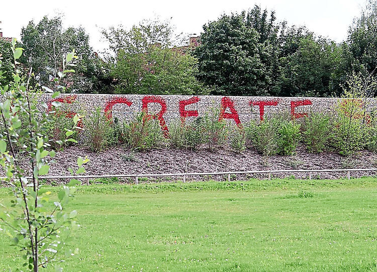"Walls creates strangers": Mauern schaffen Fremde", steht auf der Mauer.