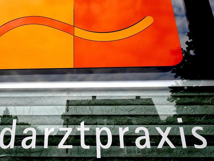 Ein Schild weist an der Eingangstür auf eine Landarztpraxis hin. Foto: Holger Hollemann/Archivbild