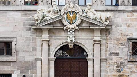 Ein Mann geht am Alten Rathaus in Nürnberg vorbei. Foto: Nicolas Armer/Archivbild