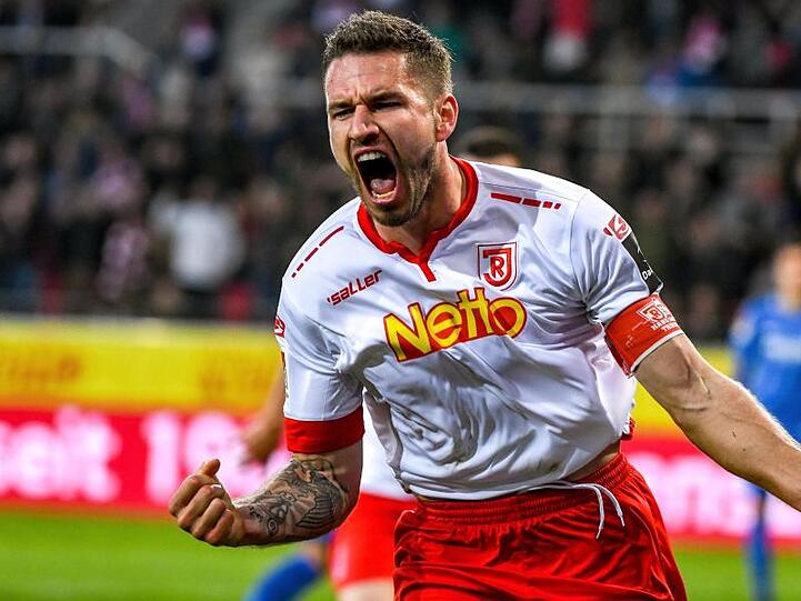 Marco Grüttner von Jahn Regensburg jubelt nach einem Treffer. Foto: Armin Weigel/Archivbild