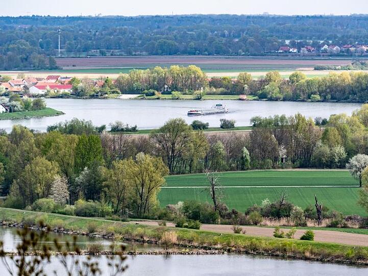 Ein Schiff fährt auf der Donau in der Oberpfalz. Foto: Armin Weigel/dpa/Archivbild