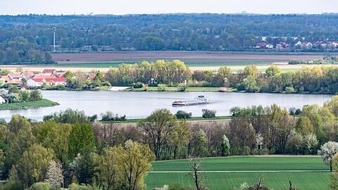 Ein Schiff fährt auf der Donau in der Oberpfalz. Foto: Armin Weigel/dpa/Archivbild