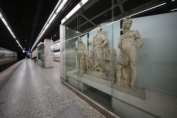 Ja, auch in der U-Bahnstation Königsplatz gibt es antike Kunst zu bewundern. Ja, auch in der U-Bahnstation Königsplatz gibt es antike Kunst zu bewundern.