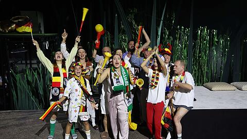 Das Theater Bremen besch&auml;ftigt sich unter dem Titel &bdquo;Der Zauberer von &Ouml;z - Eine Fu&szlig;balltrag&ouml;die&ldquo; mit Mezut &Ouml;zil.