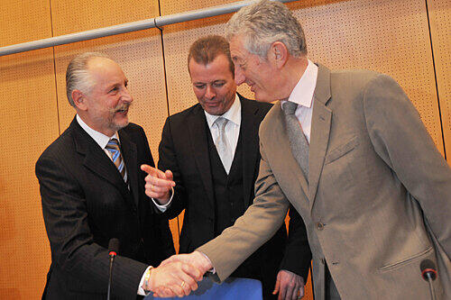 OB Ulrich Maly und Bürgermeister Horst Förther gratulierten dem neuen Stadtratsmitglied.