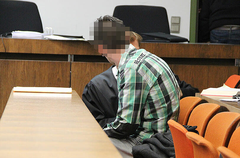 Thomas K. berät sich während des Prozesses mit seinem Verteidiger.