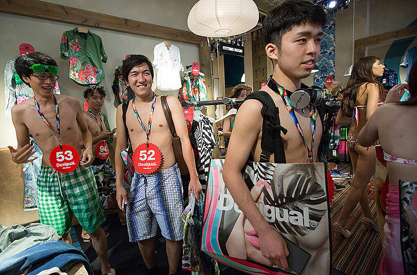 Bilder von vergangenen "Halbnackt-Aktionen" der spanischen Modekette Desigual. Am Mittwoch gibt es das Event zum ersten Mal in München. (Archivbild)