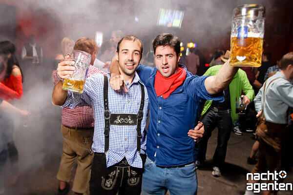 Apres-Wiesn-Party in der Nachtgalerie. Mehr Bilder unter: http://www.nachtagenten.de/event/26.09.2015/nachtgalerie/rumschmus-n.332483.html