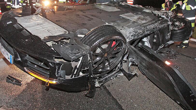 Der Porsche ist nur noch ein Wrack. Das Auto hat sich auf der A8 bei Felden auf regennasser Fahrbahn mehrfach überschlagen.