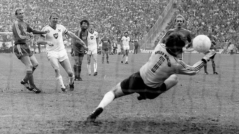 24. April 1982: Horst Hrubesch erzielt beim 4:3-Sieg seines Hamburger SV beim FC Bayern zwei Tore. Die Bayern - hier mit Bernd Dürnberger, Paul Breitner, Hans Weiner und Torhüter Walter Junghans (von links) geben im Olympiastadion eine 3:1-Führung aus der Hand.