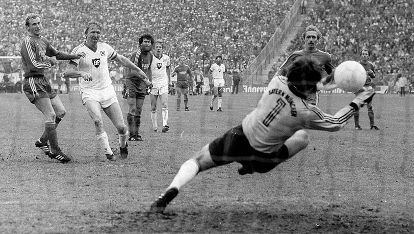 24. April 1982: Horst Hrubesch erzielt beim 4:3-Sieg seines Hamburger SV beim FC Bayern zwei Tore. Die Bayern - hier mit Bernd Dürnberger, Paul Breitner, Hans Weiner und Torhüter Walter Junghans (von links) geben im Olympiastadion eine 3:1-Führung aus der Hand. 24. April 1982: Horst Hrubesch erzielt beim 4:3-Sieg seines Hamburger SV beim FC Bayern zwei Tore. Die Bayern - hier mit Bernd Dürnberger, Paul Breitner, Hans Weiner und Torhüter Walter Junghans (von links) geben im Olympiastadion eine 3:1-Führung aus der Hand.