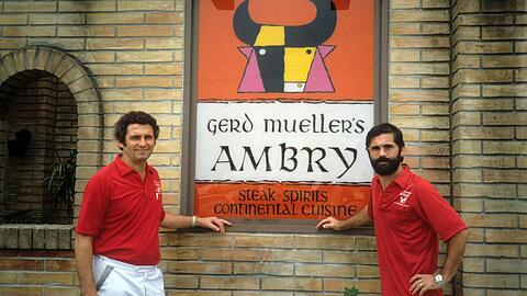 Das Restaurant im Jahr 1982: Gerd Müller und sein Geschäftspartner Hans Huber (l.) vor "Gerd Müller&rsquo;s Ambry".