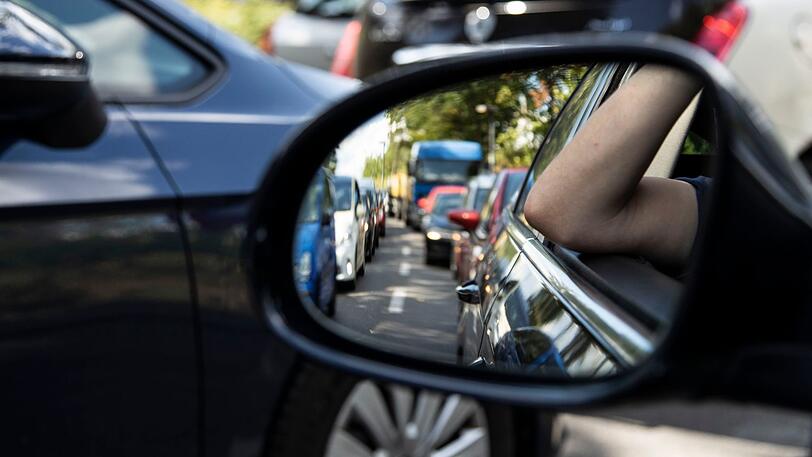Täglich quälen sich 390.000 Pendler zur Arbeit nach München. (Symbolbild)