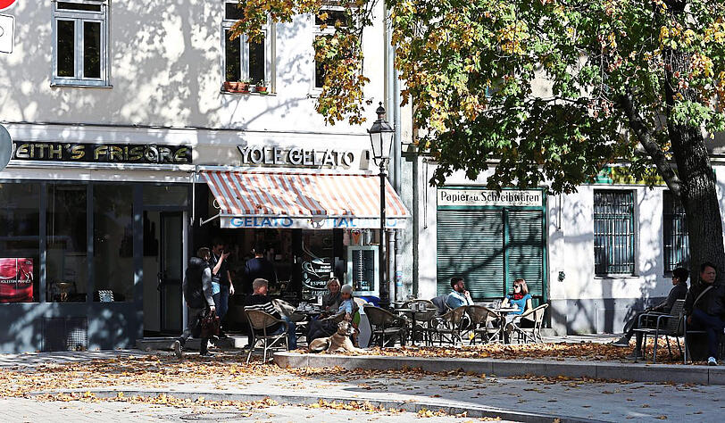 Altschwabinger Augenblick: Lässiges Treiben am Wedekindplatz.