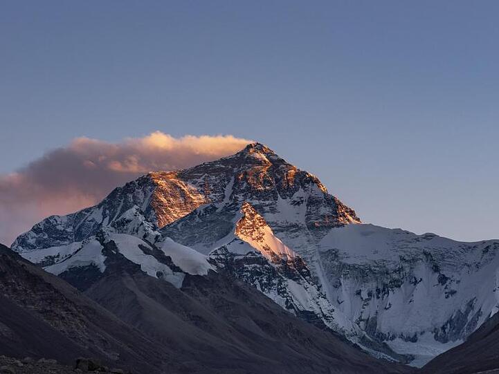 Wegen der schwierigen Witterungsbedingungen kann die Spitze des Mount Everest nur wenige Wochen im Frühjahr bestiegen werden.