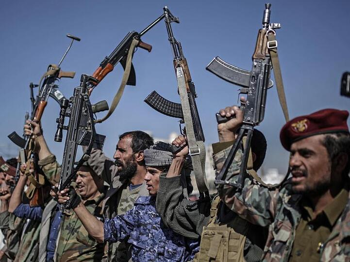 Huthi-Rebellen zeigen während einer Versammlung ihre Waffen.