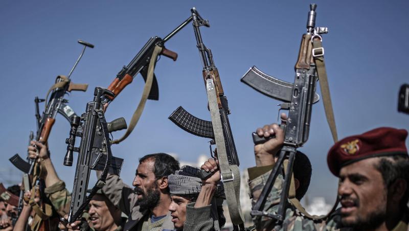 Huthi-Rebellen zeigen während einer Versammlung ihre Waffen. Huthi-Rebellen zeigen während einer Versammlung ihre Waffen.
