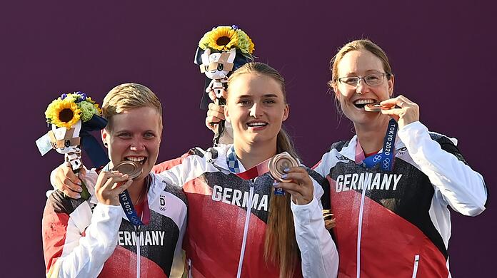 Bogenschießen: Olympia, Olympischer Bogen, Olympia-Premiere mit Bronze: Charline Schwarz (Mitte).