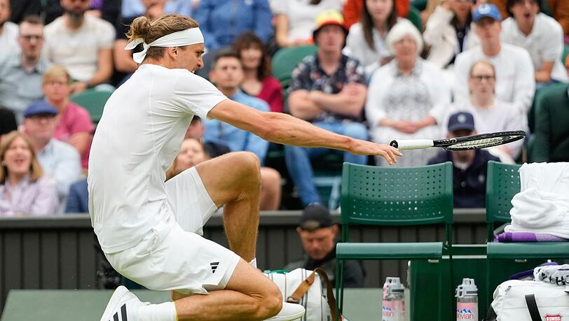 Kurzer Schreckmoment: Alexander Zverev rutscht aus.