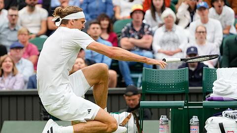 Kurzer Schreckmoment: Alexander Zverev rutscht aus.