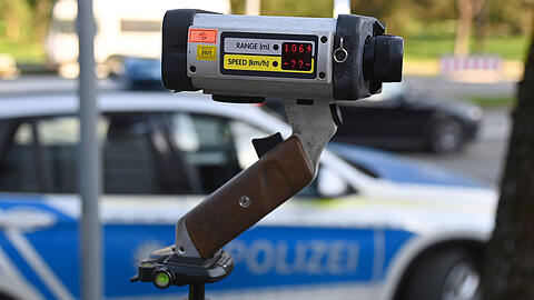 Überhöhte Geschwindigkeit führe immer wieder zu schweren Verkehrsunfällen, warnt die Polizei. (Symbolbild) Überhöhte Geschwindigkeit führe immer wieder zu schweren Verkehrsunfällen, warnt die Polizei. (Symbolbild)