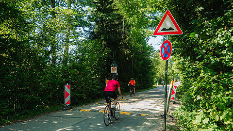 Bremsschwellen oder "Pump Track"? Manche Münchner Rennradfahrer nehmen die Verkehrsmaßnahme mit Humor.