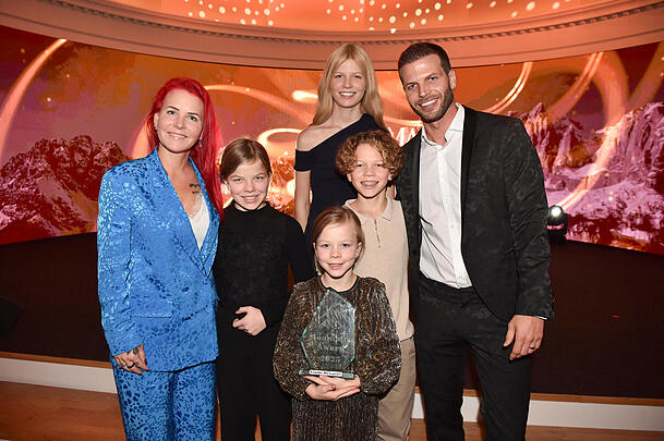 Dennis Diekmeier mit Frau Dana und Kindern Delani (15), Dalina, Divia (j&uuml;ngste) und Dion