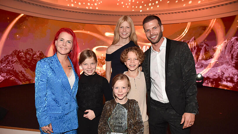 Dennis Diekmeier mit Frau Dana und Kindern Delani (15), Dalina, Divia (j&uuml;ngste) und Dion