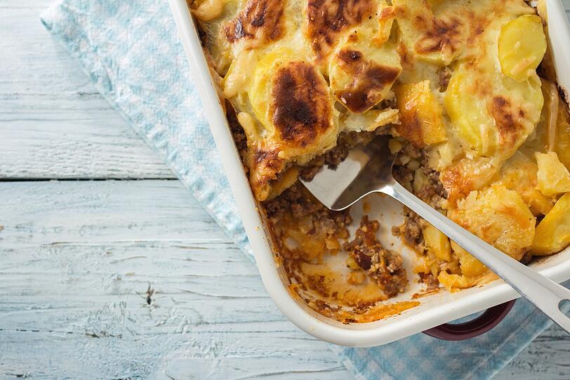 Auch mit Gemüsescheiben aus Kohlrabi und Kartoffeln aber ohne Nudelplatten kann eine klassische Lasagne lecker und gesund abgewandelt werden. Dafür werden geschälte Kohlrabi und Kartoffeln in dünne Scheiben gehobelt und in einer Ofenform ausgelegt. Als zweite Schicht wird entweder eine Hackfleisch- oder Tomatensauce verteilt und mit einer Masse aus Schmand, Ei und Milch bedeckt. Auch mit Gemüsescheiben aus Kohlrabi und Kartoffeln aber ohne Nudelplatten kann eine klassische Lasagne lecker und gesund abgewandelt werden. Dafür werden geschälte Kohlrabi und Kartoffeln in dünne Scheiben gehobelt und in einer Ofenform ausgelegt. Als zweite Schicht wird entweder eine Hackfleisch- oder Tomatensauce verteilt und mit einer Masse aus Schmand, Ei und Milch bedeckt.