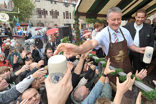 ?Bevor er Freibier verteilte, gönnte sich das Stadtoberhaupt Thomas Jung erstmal selbst einen tiefen Schluck.