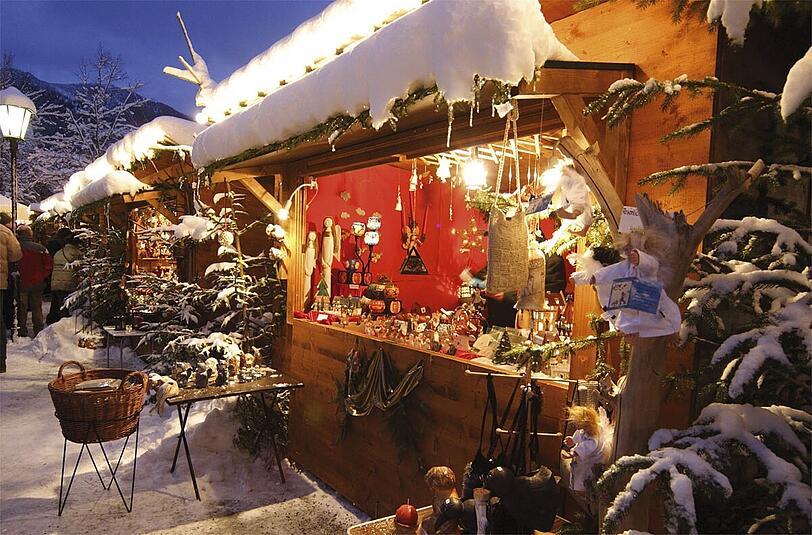 Der Ausdauernde: Die meisten Märkte sind an Weihnachten weg &ndash; in ist das anders: Wer nicht genug vom Standl-Hopping kriegt, kann noch am 24.12. (10-13 Uhr) und am 25./26.12. (14-20 Uhr) über den Richard-Strauss-Platz bummeln. Glühwein kostet im Schnitt 2,50 Euro. Start des Markts: 2. Dezember.