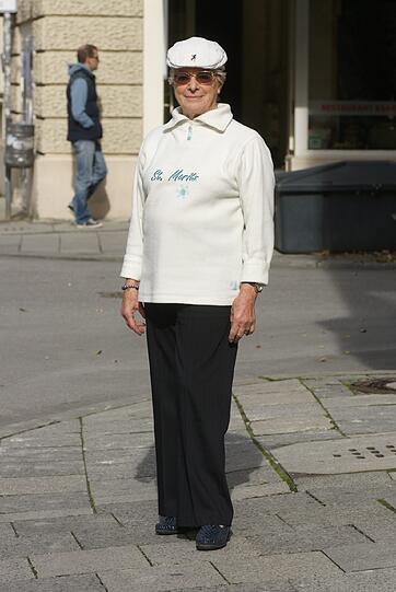 Rentnerin Irmingard Füchsle (76):&bdquo;Ich liebe an Schwabing die vielen kulturellen Angebote &ndash; von Kabarett bis hin zu Galerien, angefangen bei Wolfgang Roucka bis bin zu den niedlichen Boazn. Jedes dieser vielen Lokale hat seinen ganz eigenen Charakter. Mir gefällt, wie die Menschen in Schwabing freundschaftlich miteinander verbunden sind. Mich ärgert jedoch, dass sich manche so aufführen, als hätten sie Schwabing erfunden. Dieses Verhalten ist interessanterweise vor allem bei manchen Zugezogenen mit gegelten Haaren zu beobachten. Die kennen das wirkliche Leben nicht.&ldquo;