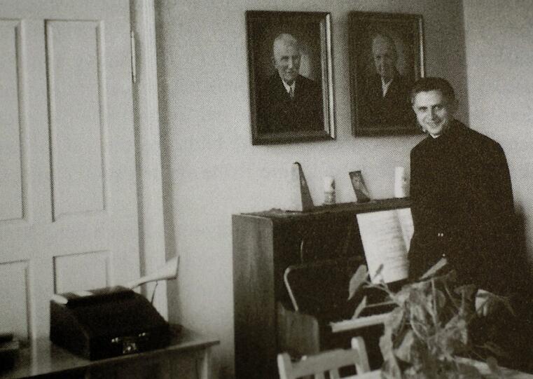 Joseph Kardinal Ratzinger war 1959 dann Professor der Dogmatik und Fundamentaltheologie in Freising. Das Bild datiert aus dem Frühjahr 1959