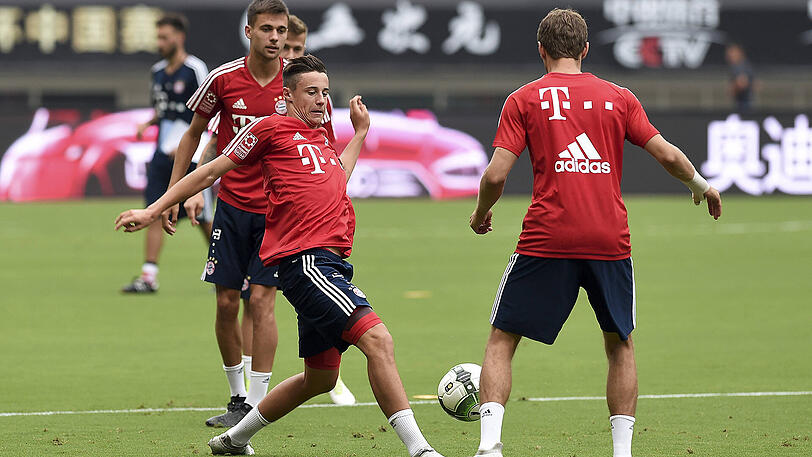 Um 11 Uhr Ortszeit bat Bayern-Trainer Carlo Ancelotti seine Stars auf einem Nebenplatz des Shanghai Stadiums zu einer ersten Einheit, nur wenig beschattet von den Hochhäusern der 24-Millionen-Einwohner-Metropole.