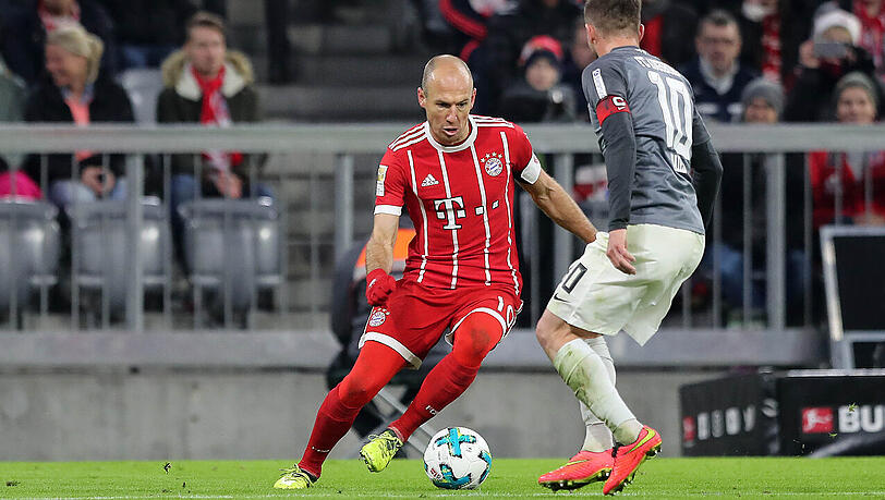 Das Hinspiel gewann der FC Bayern mit 3:0: Hier trifft Arjen Robben in einem Zweikampf auf den Augsburger Daniel Baier. Das Hinspiel gewann der FC Bayern mit 3:0: Hier trifft Arjen Robben in einem Zweikampf auf den Augsburger Daniel Baier.