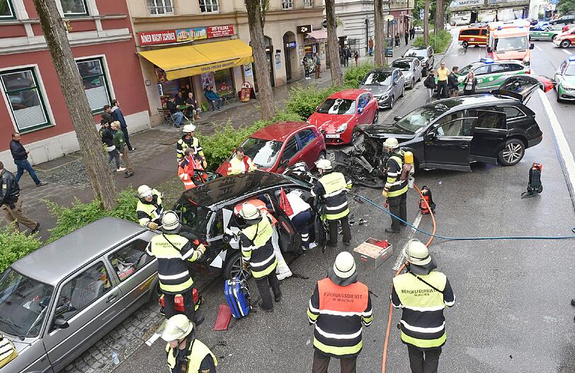 Vollsperrung auf der Lindwurmstraße: Die Bilder vom Rettungseinsatz der Feuerwehr.