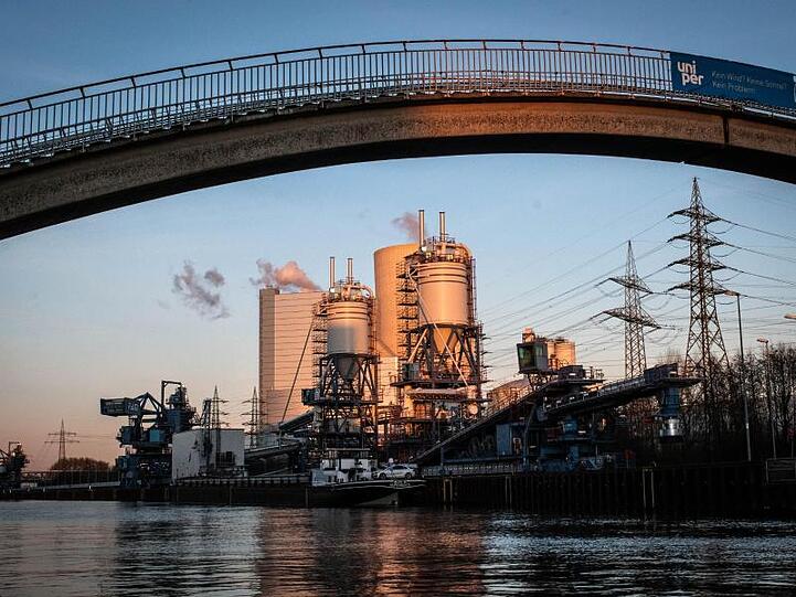 Das Uniper Kohle-Kraftwerk Datten 4 mit dem Dortmund-Ems-Kanal. Der Uniper Konzern will klimaneutral werden.