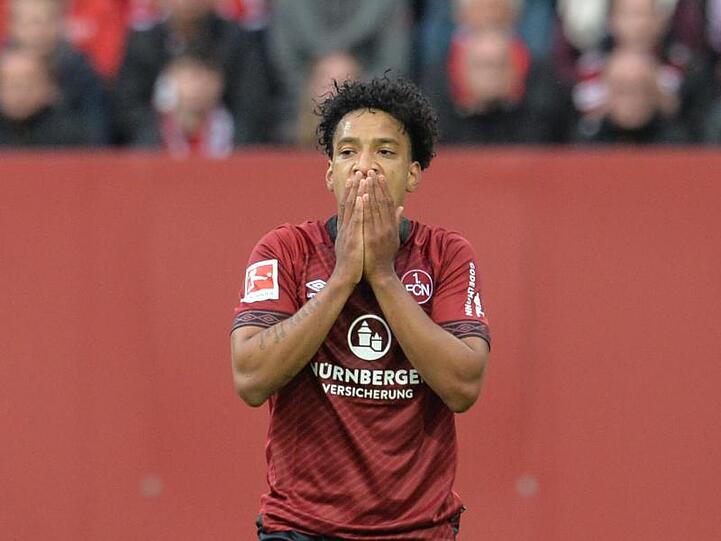 Der Nürnberger Matheus Pereira fasst sich nach einer verpassten Chance ins Gesicht. Foto: Timm Schamberger/Archiv