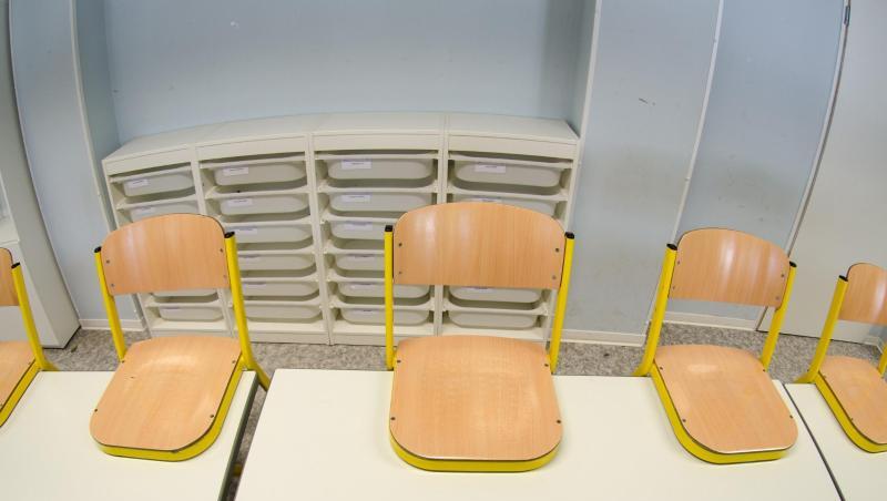 Stühle in einem leeren Klassenzimmer in einer Grundschule. Foto: picture alliance/Armin Weigel/dpa/Archivbild Stühle in einem leeren Klassenzimmer in einer Grundschule. Foto: picture alliance/Armin Weigel/dpa/Archivbild