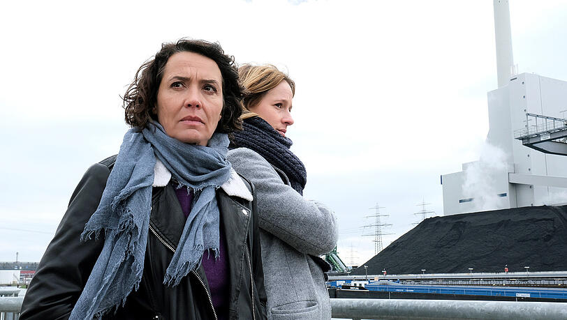 Die Ludwigshafener Kommissarinnen Lena Odenthal (Ulrike Folkerts, li.) und Johanna Stern (Lisa Bitter) in einer Szene vom "Tatort: Hetzjagd". Die Ludwigshafener Kommissarinnen Lena Odenthal (Ulrike Folkerts, li.) und Johanna Stern (Lisa Bitter) in einer Szene vom "Tatort: Hetzjagd".